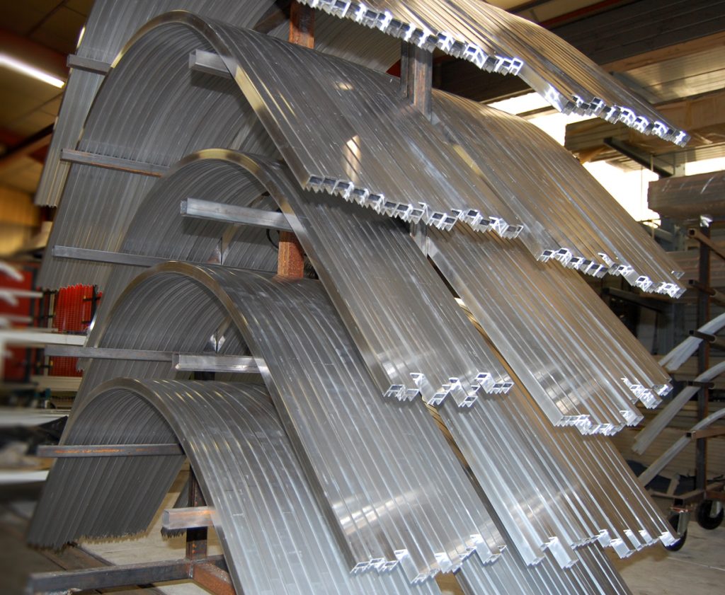 Profils aluminium cintrés et stockés sur un porte profils sur 5 niveaux