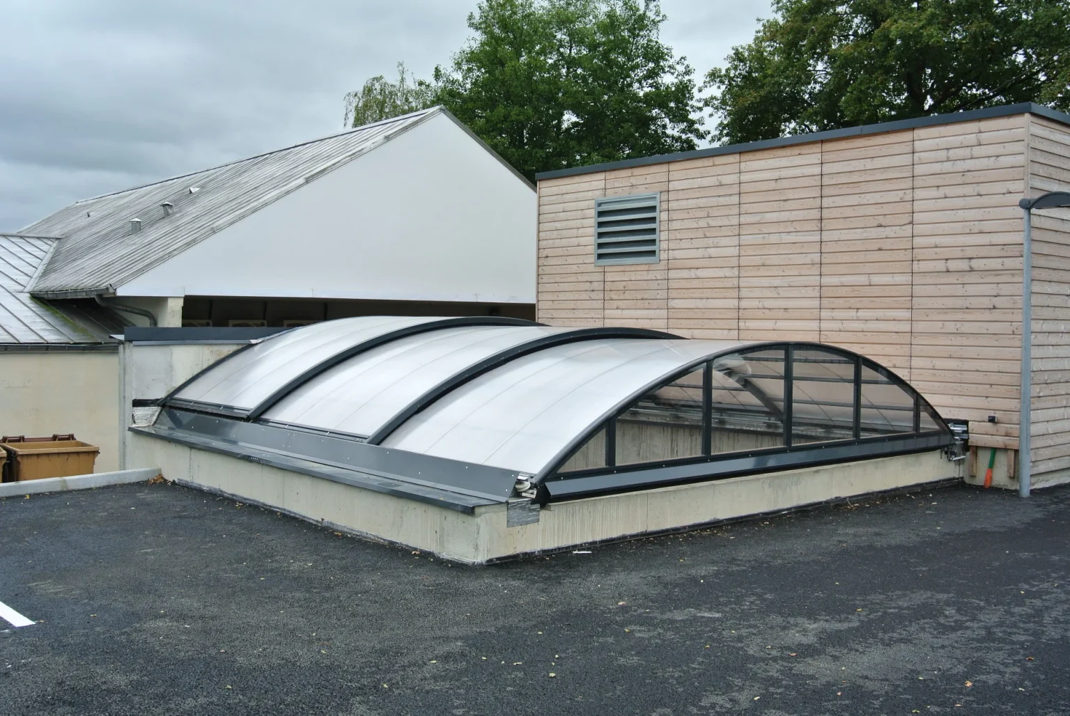 Installation d’un abris en aluminium dans un secteur industriel.