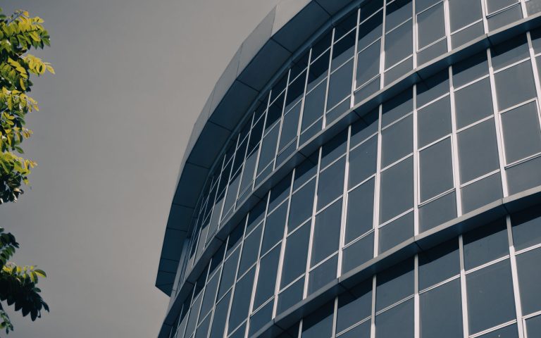 Pourquoi les façades contemporaines misent encore sur le cintrage métal ?
